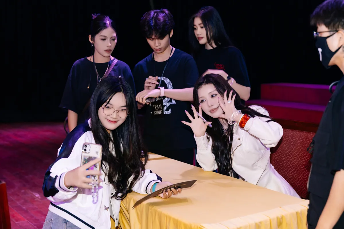 Han Sara gây sốt khi tự tay làm 800 chiếc bánh tặng fan trong sinh nhật tuổi 25 - Ảnh 8.