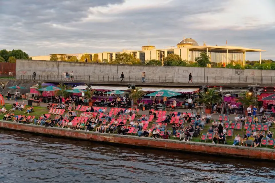 Hành trình Bắc và Đông Âu bằng tàu: Từ London đến Vilnius trải nghiệm nhịp sống chậm rãi- Ảnh 1.