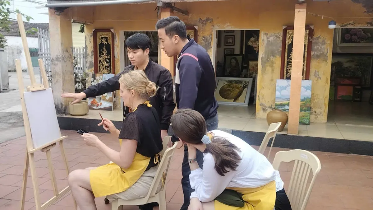 Sức sống mới cho những làng nghề truyền thống  - Ảnh 3.