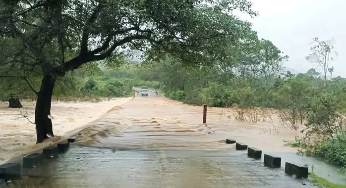 Mưa lớn g&acirc;y ngập lụt, chia cắt nhiều khu vực ở Quảng Trị - Ảnh 1.