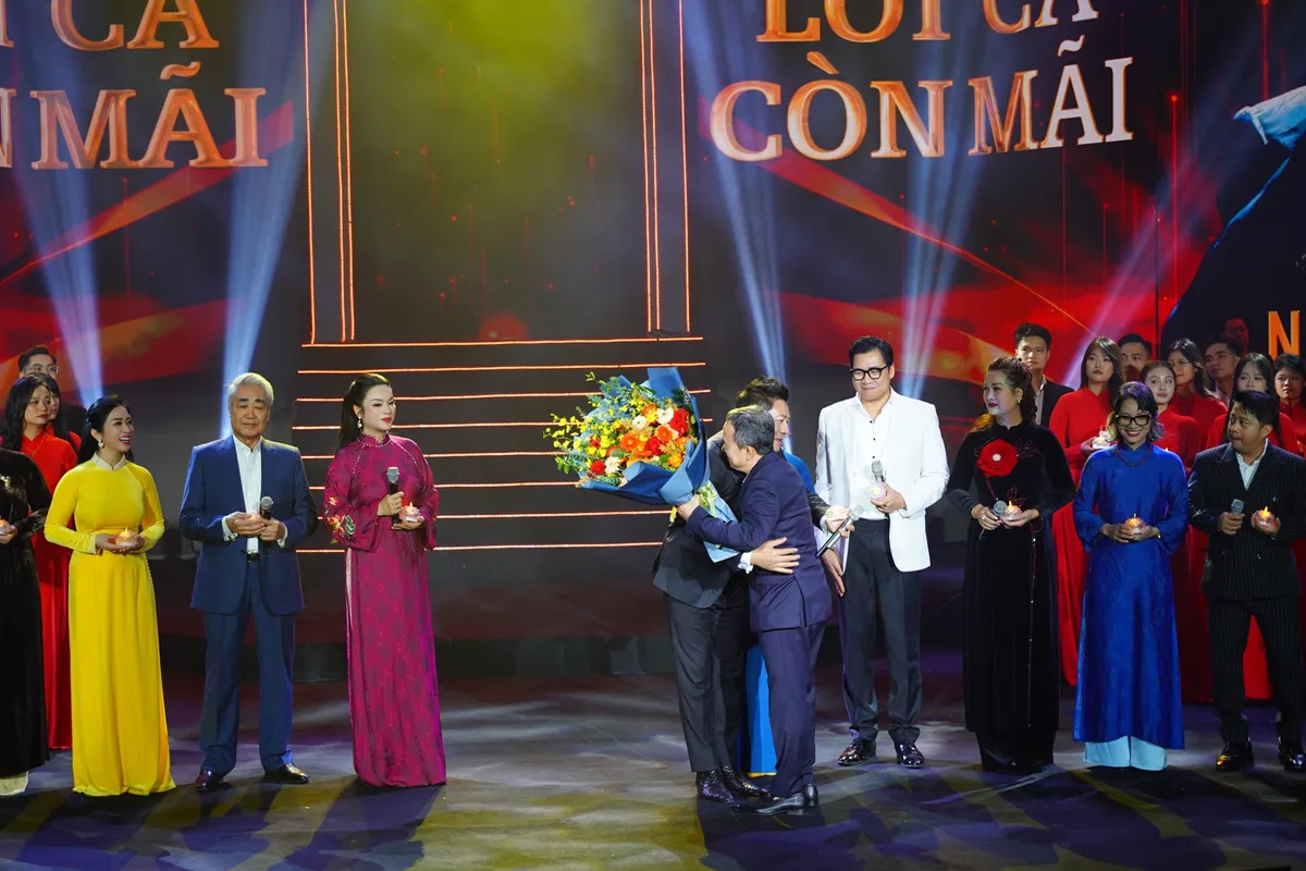 Đêm nhạc xúc động tôn vinh cây đại thụ của nền thanh nhạc Việt Nam GS.NSND Trung Kiên - Ảnh 7.
