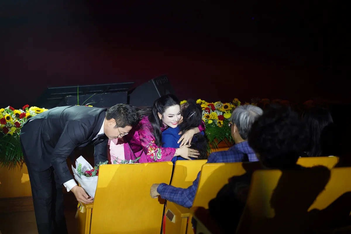 Đêm nhạc xúc động tôn vinh cây đại thụ của nền thanh nhạc Việt Nam GS.NSND Trung Kiên - Ảnh 2.