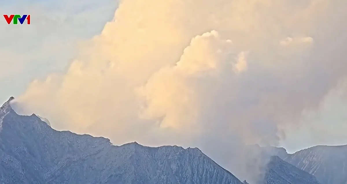 Núi lửa tại Nhật Bản phun trào, tạo cột khói bụi cao hơn 4 km - Ảnh 1.