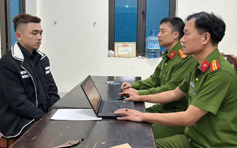 Công an xã Tam Đảo làm việc với đối tượng Tạ Duy Hiếu (Ảnh: Công an tỉnh Phú Thọ)