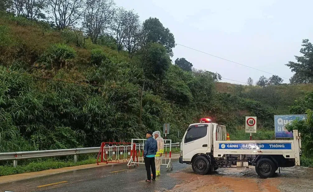 Khánh Hòa - Lâm Đồng: Đóng hàng loạt tuyến đèo vì sạt lở nghiêm trọng - Ảnh 2.