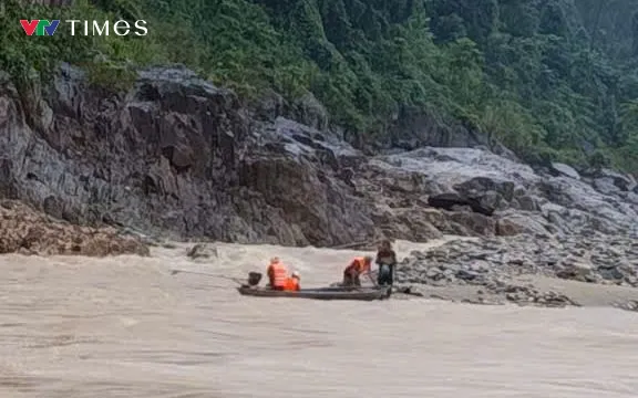 2 người dân đi làm rẫy không thể về nhà do nước lớn quá nhanh. 