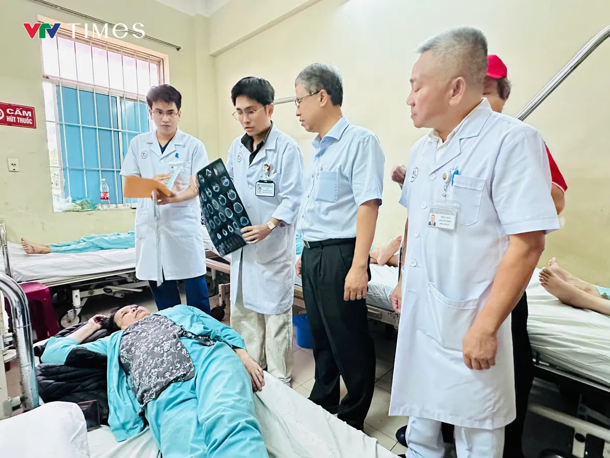 Điều trị tích cực cho các hành khách bị thương trong vụ xe bị tai nạn do sạt lở đèo Khánh Lê - Ảnh 3.