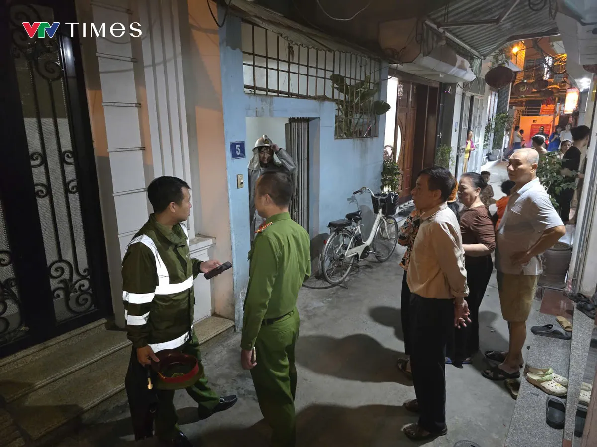 Cháy nhà trong ngõ trên đường Lĩnh Nam, Hà Nội- Ảnh 4. Cháy nhà trong ngõ trên đường Lĩnh Nam, Hà Nội- Ảnh 4.