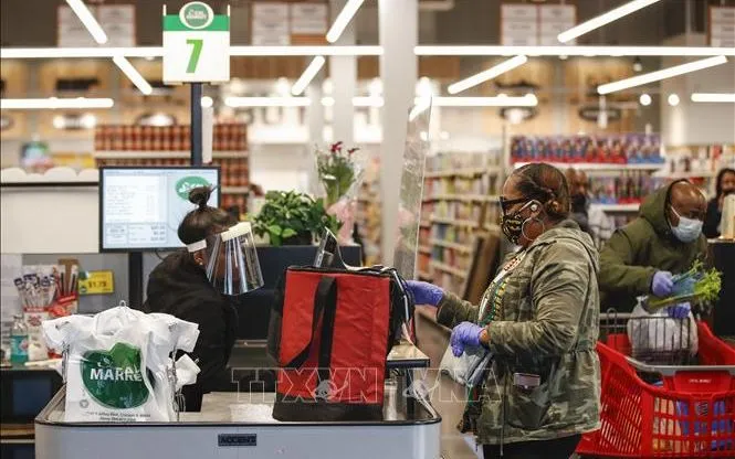 Người dân mua sắm tại một chợ tại Chicago, Illinois, Mỹ. Ảnh: AFP/TTXVN