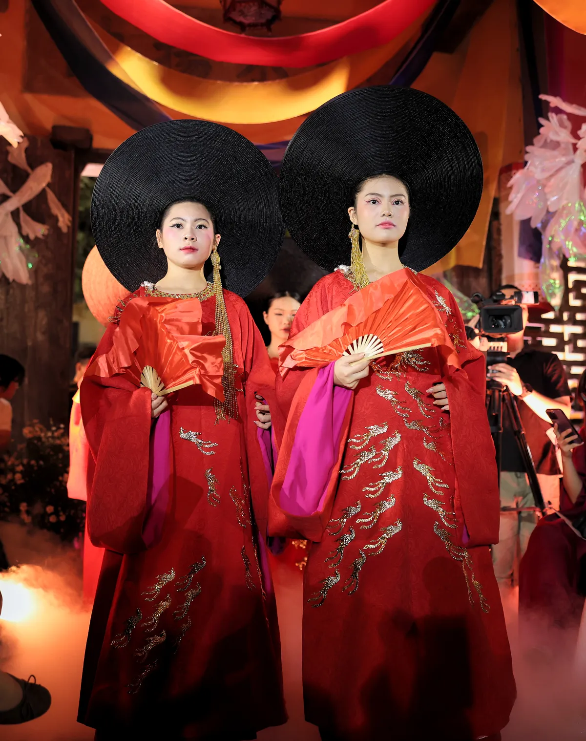 Tôn vinh và lan tỏa giá trị áo dài trong chuỗi hoạt động chào mừng ngày Di sản Việt nam - Ảnh 1.