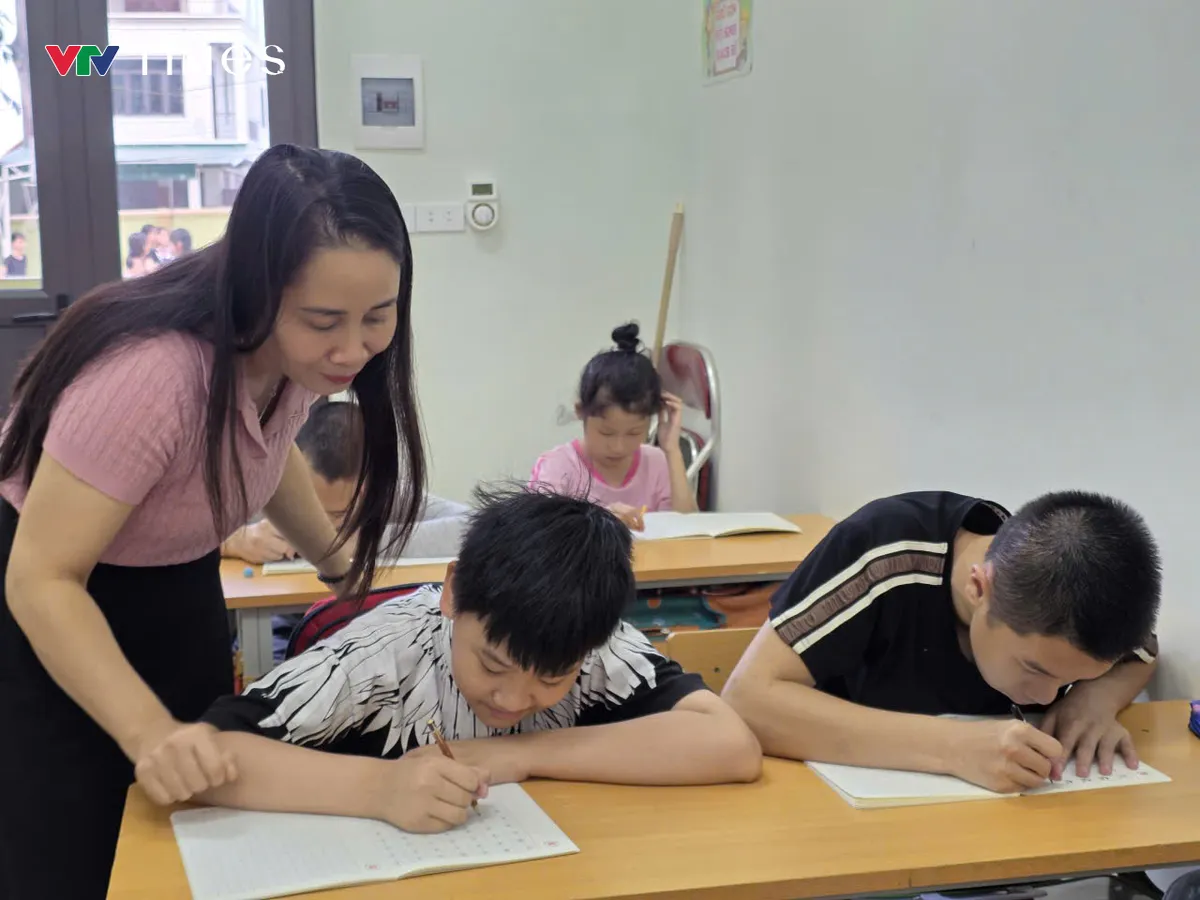 Người mẹ thứ hai của những đứa trẻ đặc biệt - Ảnh 1.