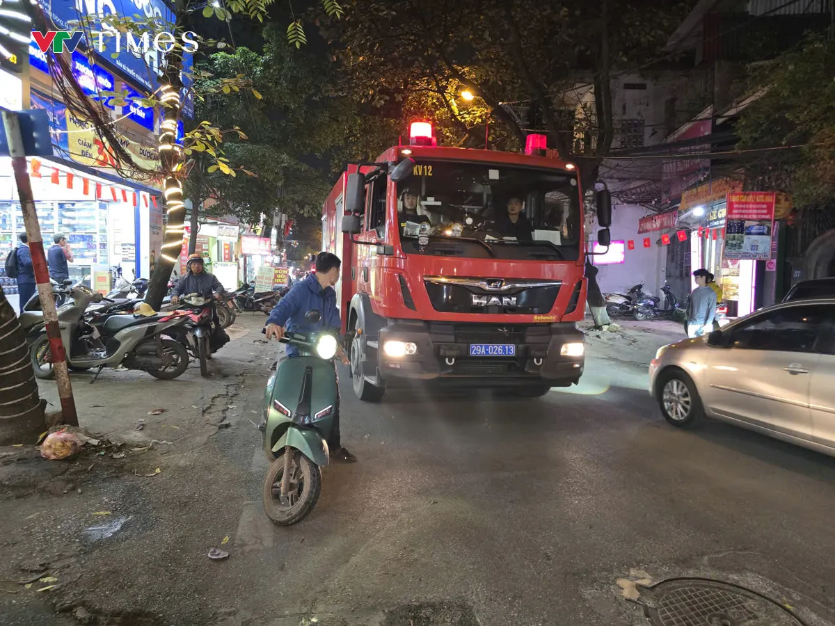 Cháy nhà trong ngõ trên đường Lĩnh Nam, Hà Nội- Ảnh 2. Cháy nhà trong ngõ trên đường Lĩnh Nam, Hà Nội- Ảnh 2.