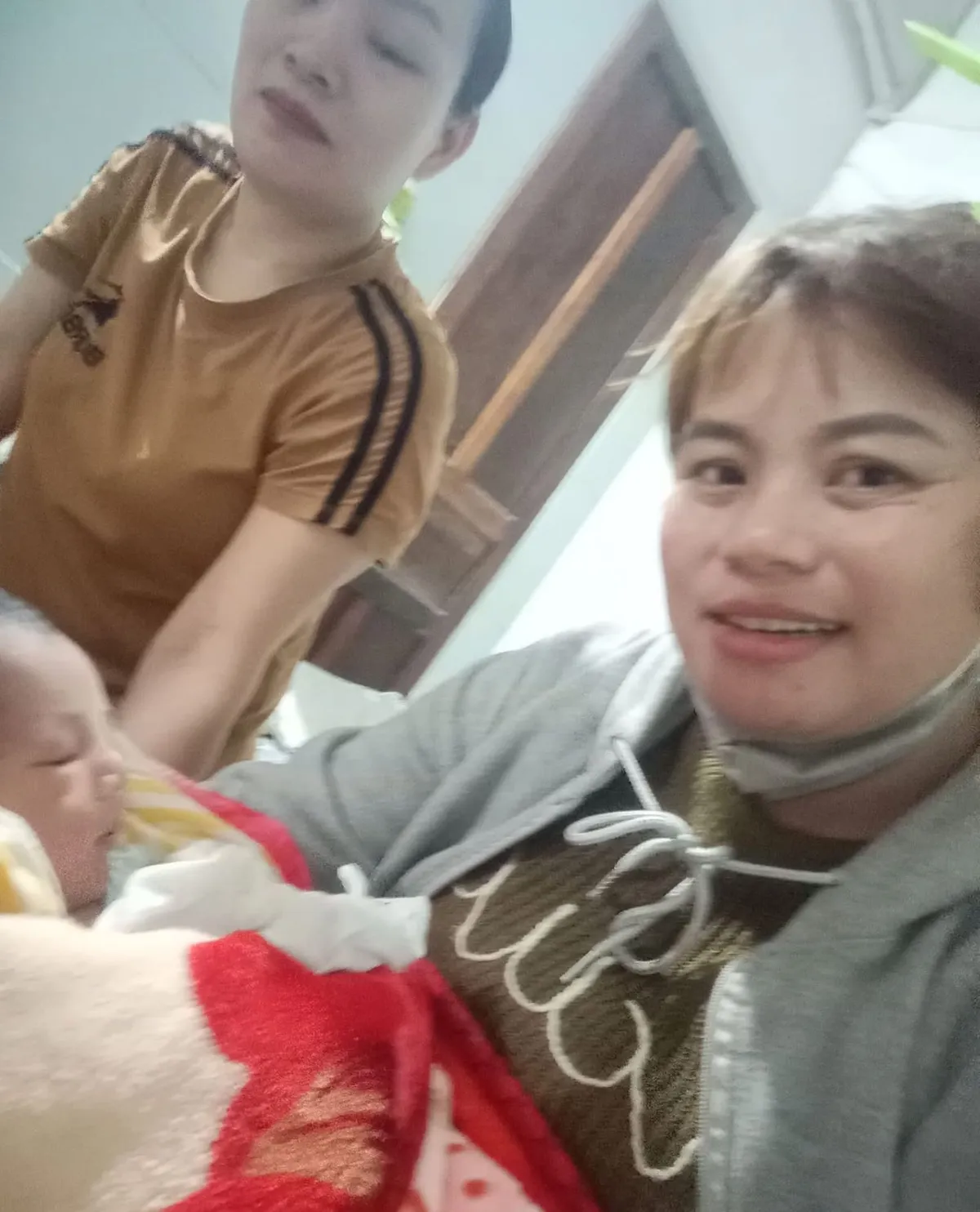 Nghệ An: Phát hiện bé trai sơ sinh 5 ngày tuổi kèm mảnh giấy nhờ nuôi hộ - Ảnh 1.