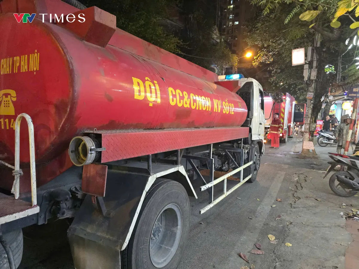 Cháy nhà trong ngõ trên đường Lĩnh Nam, Hà Nội- Ảnh 3. Cháy nhà trong ngõ trên đường Lĩnh Nam, Hà Nội- Ảnh 3.