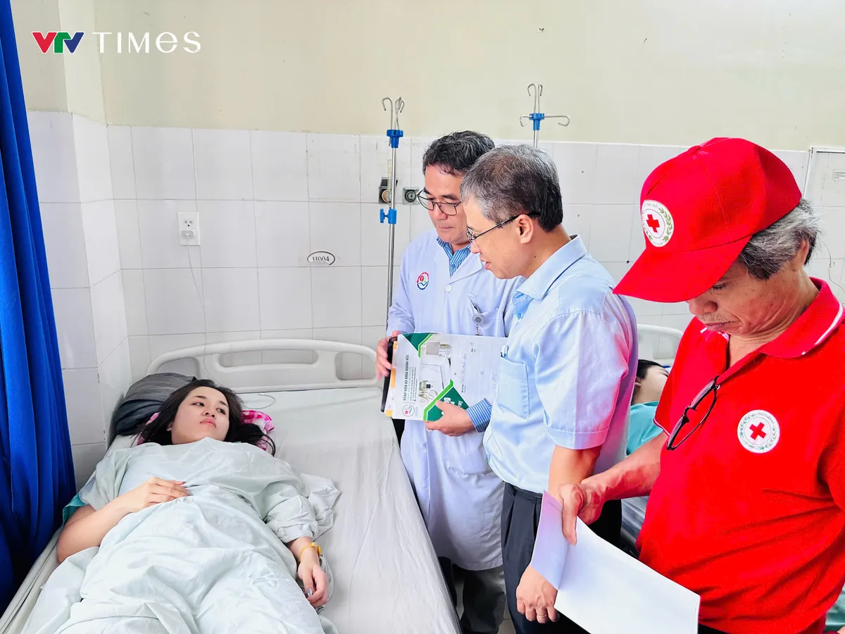 Điều trị tích cực cho các hành khách bị thương trong vụ xe bị tai nạn do sạt lở đèo Khánh Lê - Ảnh 6.