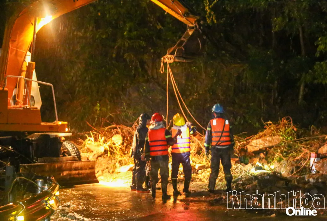 Sạt lở đèo Khánh Lê và đèo Khánh Sơn khiến nhiều người thương vong- Ảnh 2. Sạt lở đèo Khánh Lê và đèo Khánh Sơn khiến nhiều người thương vong- Ảnh 2.