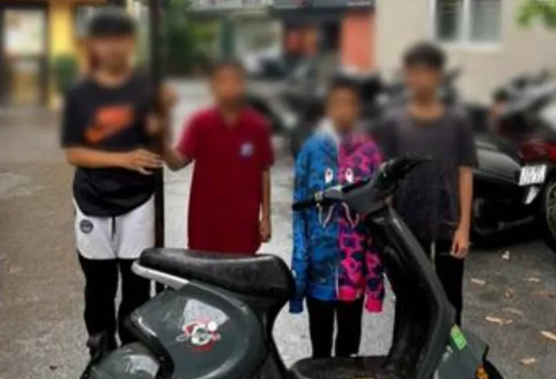 Nhóm thiếu niên mang hung khí gây náo loạn đường phố Hà Nội - Ảnh 1.