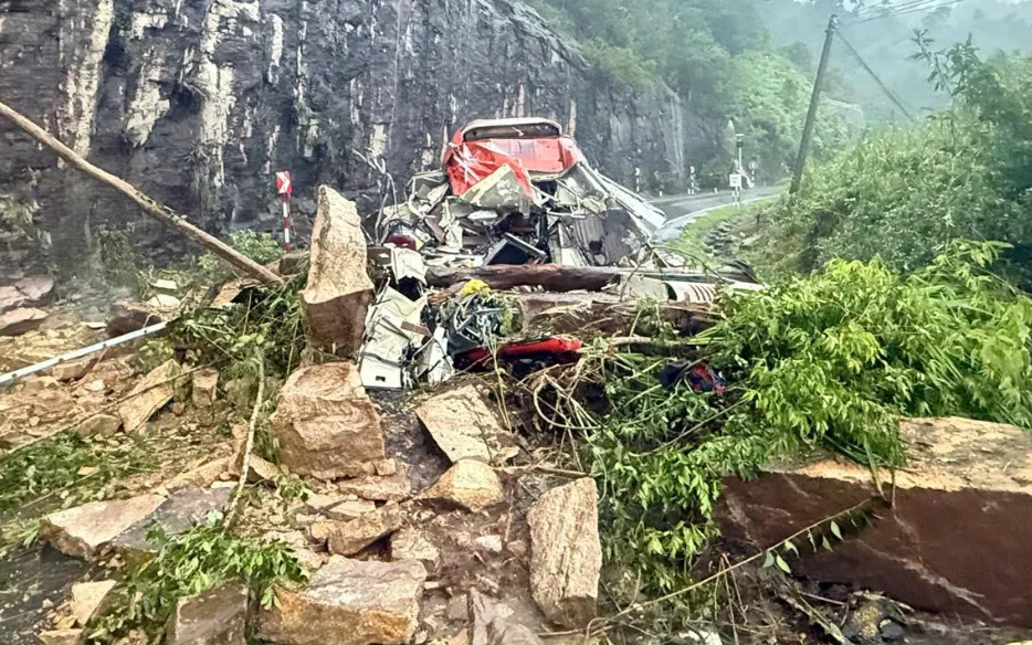 Chiếc xe bị tai nạn do sạt lở. Ảnh: Báo Khánh Hòa điện tử