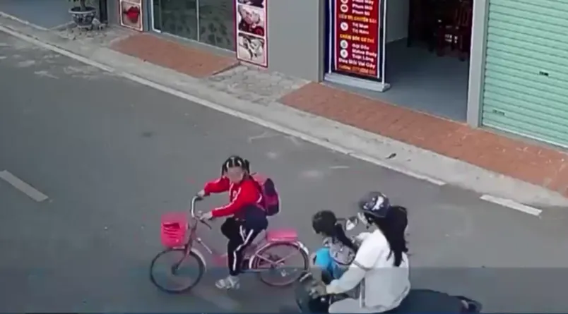 Học sinh chuyển hướng đột ngột bị xe m&aacute;y t&ocirc;ng tr&uacute;ng - Ảnh 1.