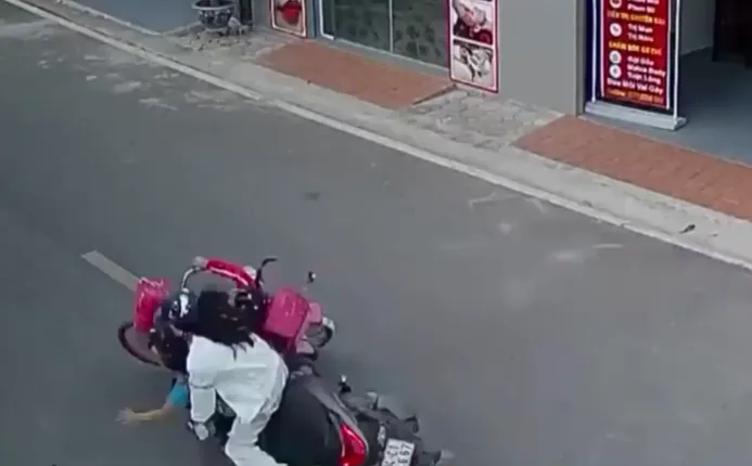 Học sinh chuyển hướng đột ngột bị xe m&aacute;y t&ocirc;ng tr&uacute;ng - Ảnh 2.