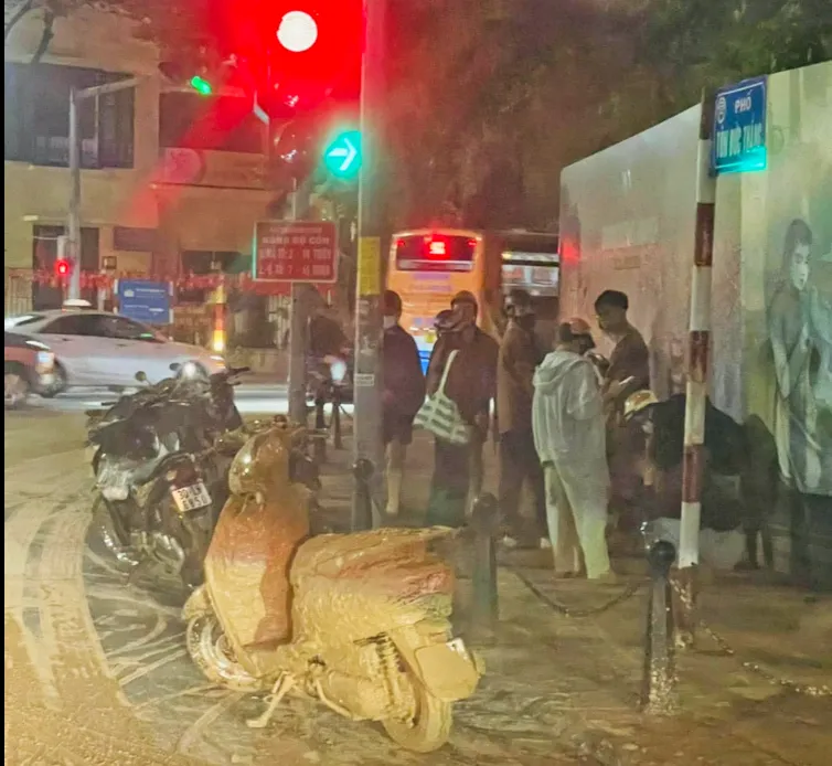 Hà Nội: Xe tải làm rơi bùn giữa đêm, hàng loạt người đi xe máy trượt ngã - Ảnh 1.