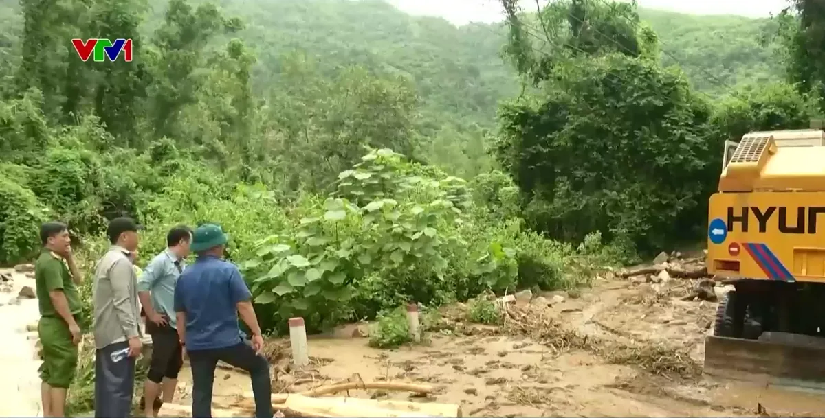 Nỗ lực tiếp cận điểm sạt lở trên đèo Khánh Sơn- Ảnh 2.