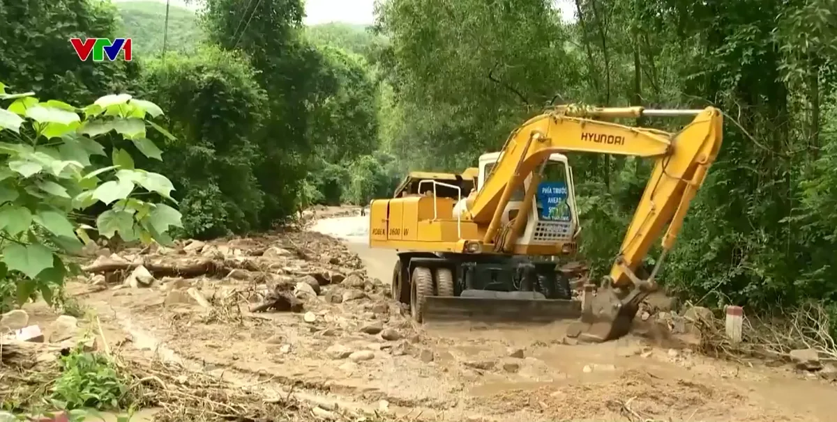 Nỗ lực tiếp cận điểm sạt lở trên đèo Khánh Sơn- Ảnh 1.