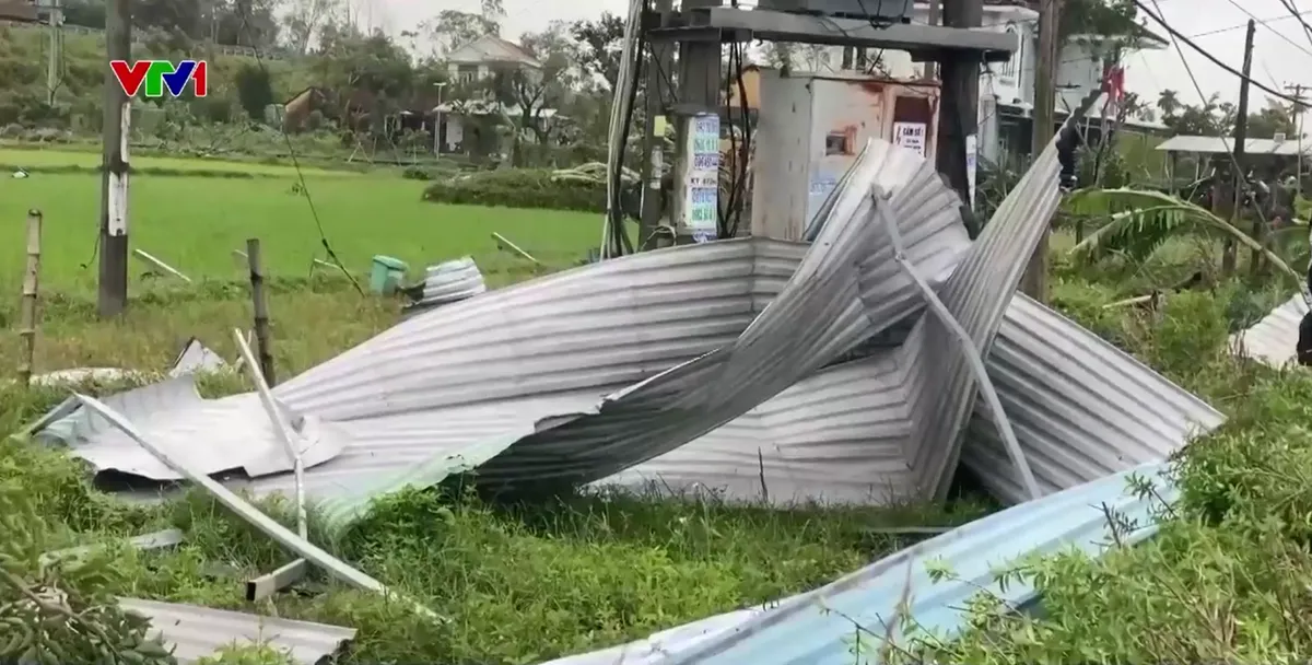 Lốc xoáy gây thiệt hại nặng tại Đà Nẵng - Ảnh 1.