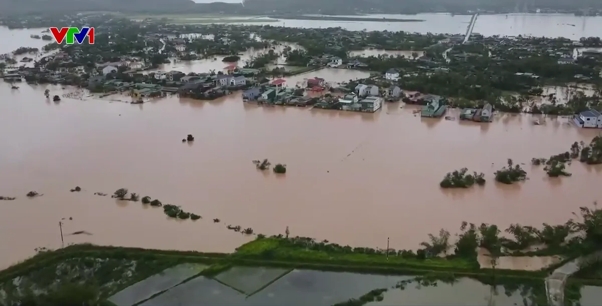 Miền Trung hứng chịu 4 đợt lũ liên tiếp trong 1 tháng- Ảnh 2. Miền Trung hứng chịu 4 đợt lũ liên tiếp trong 1 tháng- Ảnh 2.