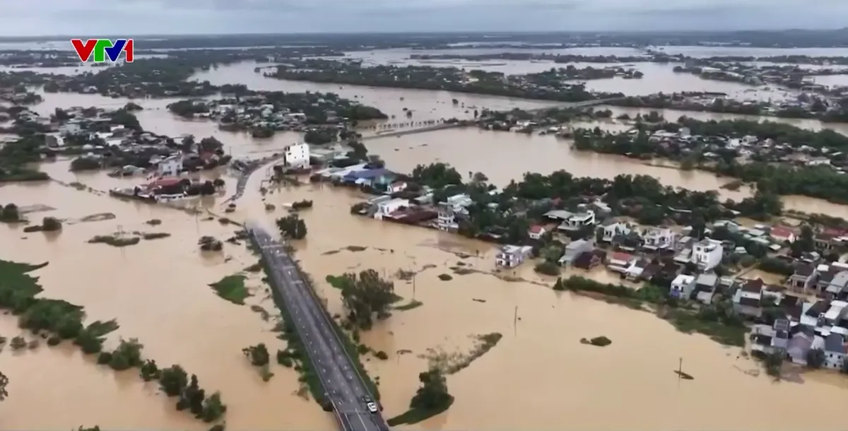 Miền Trung hứng chịu 4 đợt lũ liên tiếp trong 1 tháng- Ảnh 1. Miền Trung hứng chịu 4 đợt lũ liên tiếp trong 1 tháng- Ảnh 1.