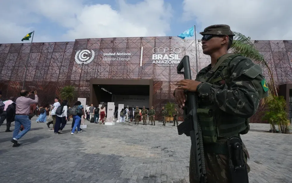 Lực lượng an ninh tuần tra bên ngoài địa điểm tổ chức COP30 ở Belem ngày 13/11/2025 (Ảnh: AP Fernando Llano)
