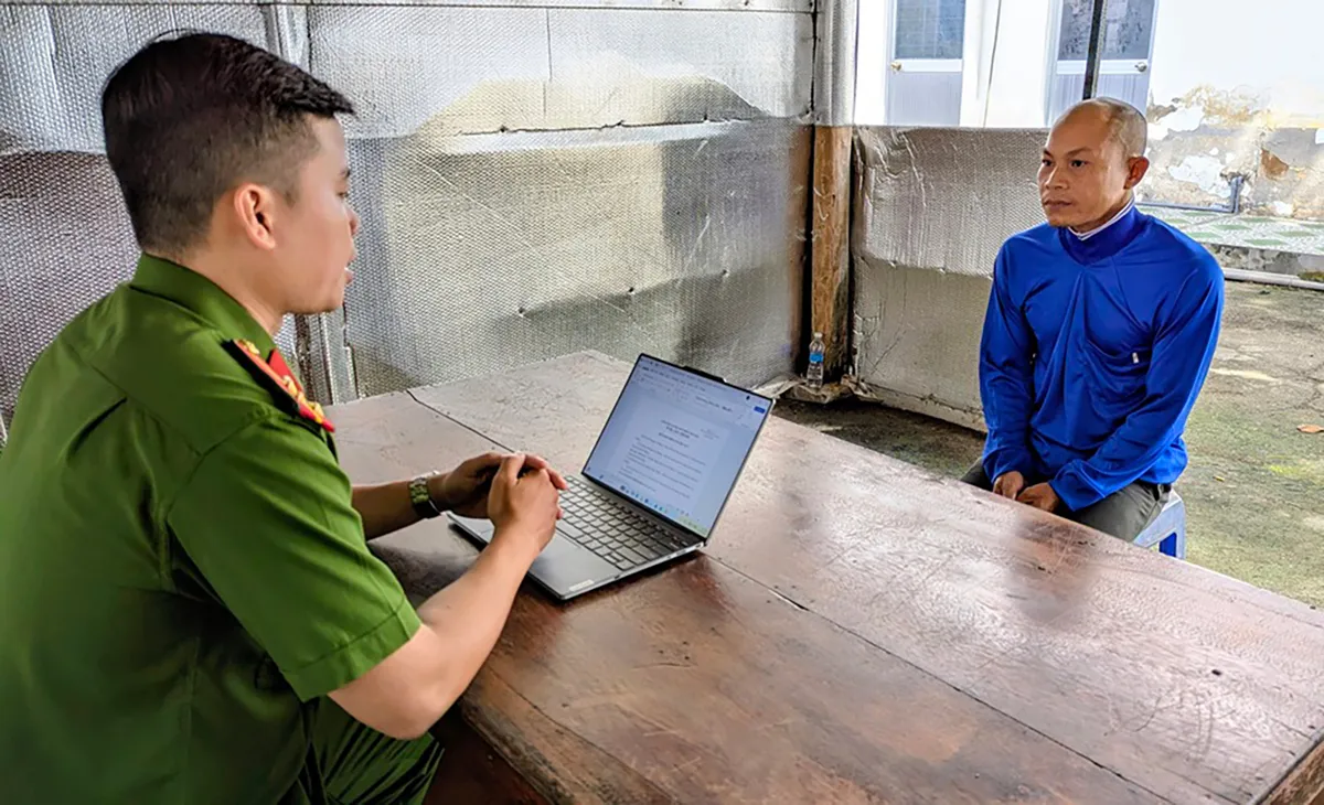 Bắt kẻ 2 lần xâm hại con gái 7 tuổi của bạn nhậu - Ảnh 1.