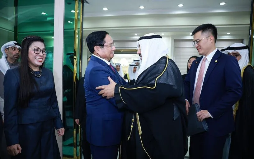 Thủ tướng Phạm Minh Chính và Phu nhân Lê Thị Bích Trân gặp nguyên Thủ tướng Kuwait Nasser Al-Mohammed Al-Ahmad Al-Sabah. (Ảnh: TTXVN)