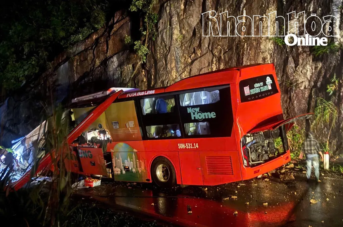 Vẫn c&ograve;n nạn nh&acirc;n bị mắc kẹt do đ&aacute; đ&egrave; trong vụ đất đ&aacute; v&ugrave;i lấp 1 xe kh&aacute;ch ở đ&egrave;o Kh&aacute;nh L&ecirc; - Ảnh 1.