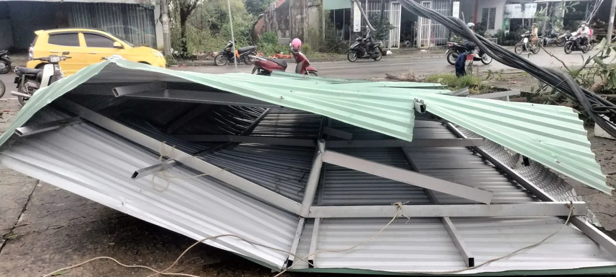 Đà Nẵng: Lốc  xoáy làm tốc mái gần 60 ngôi nhà trong đêm - Ảnh 4.