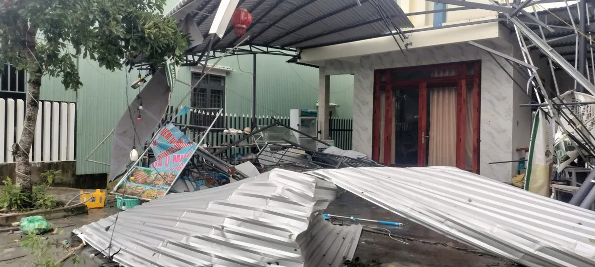  Đà Nẵng: Lốc  xoáy làm tốc mái gần 60 ngôi nhà trong đêm - Ảnh 1.