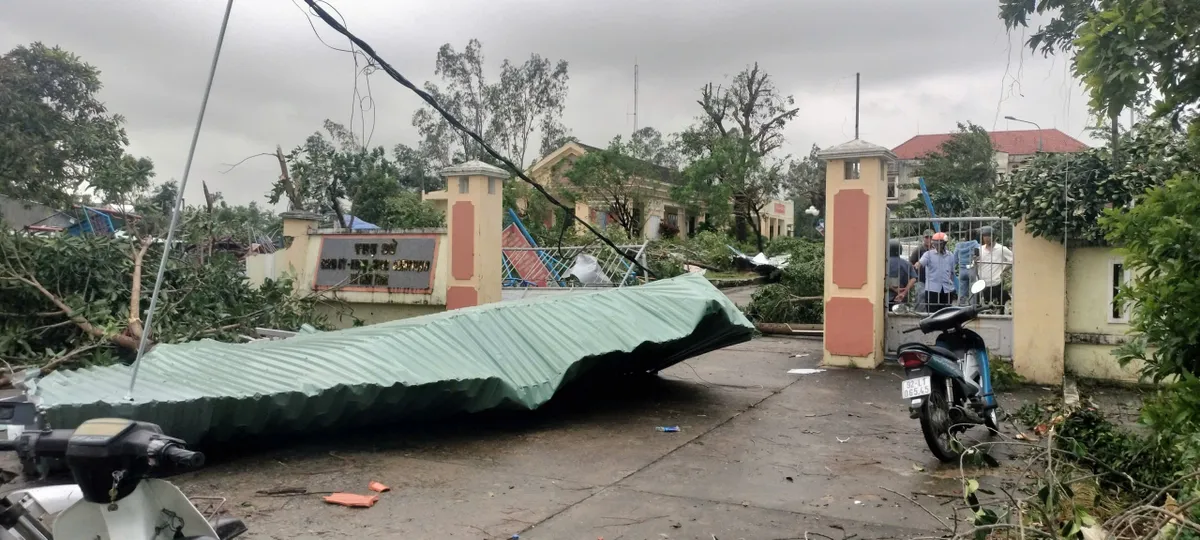  Đà Nẵng: Lốc  xoáy làm tốc mái gần 60 ngôi nhà trong đêm - Ảnh 2.