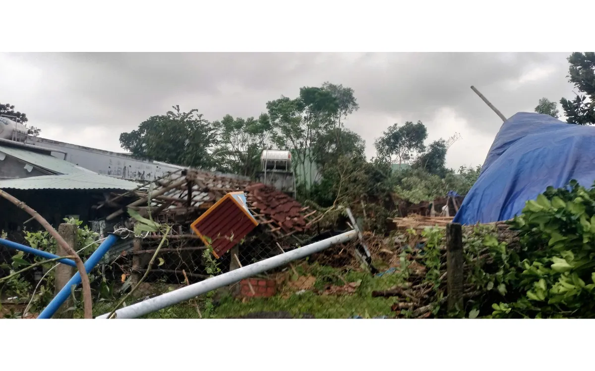 Nhà bay ngói, cột điện gãy ngã.