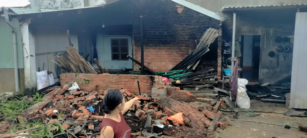  Đà Nẵng: Lốc  xoáy làm tốc mái gần 60 ngôi nhà trong đêm - Ảnh 3.