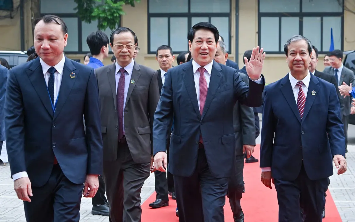 Chủ tịch nước Lương Cường thân ái gửi tới các thế hệ nhà giáo, cán bộ, nhân viên ngành giáo dục trên khắp mọi miền Tổ quốc lời thăm hỏi thân tình và lời chúc mừng tốt đẹp nhất.