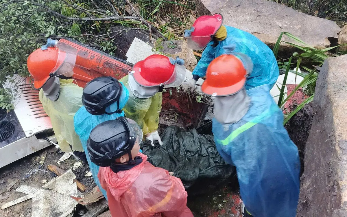 Lực lượng cứu hộ đang làm nhiệm vụ tại hiện trường.