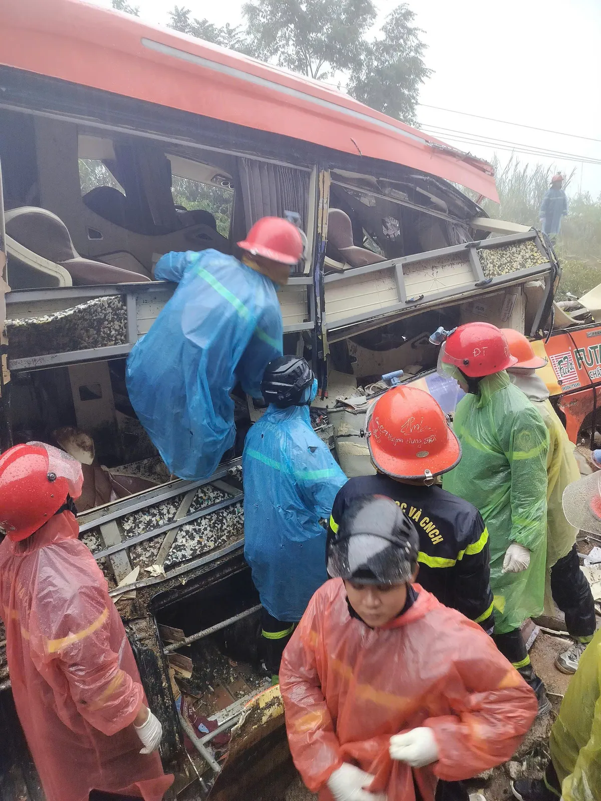 Xuất hiện điểm sạt lở mới, cô lập toàn bộ lực lượng cứu hộ trên đèo Khánh Lê - Ảnh 1.