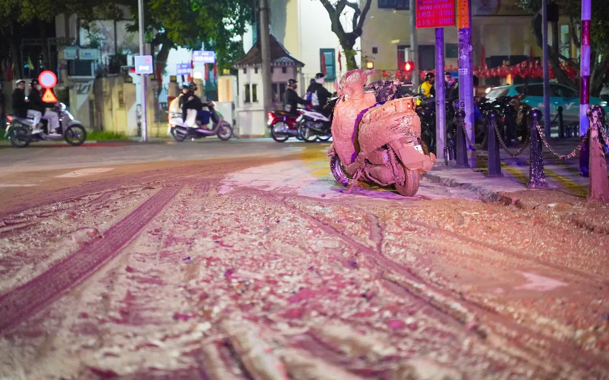 Công an Hà Nội truy tìm ô tô tải làm đổ bùn nhão trên phố Tôn Đức Thắng- Ảnh 1. Công an Hà Nội truy tìm ô tô tải làm đổ bùn nhão trên phố Tôn Đức Thắng- Ảnh 1.