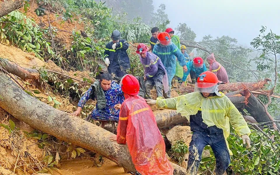 Hai nạn nhân cuối cùng trong vụ sạt lở đèo Khánh Lê được đưa ra khỏi xe về nơi tập kết.