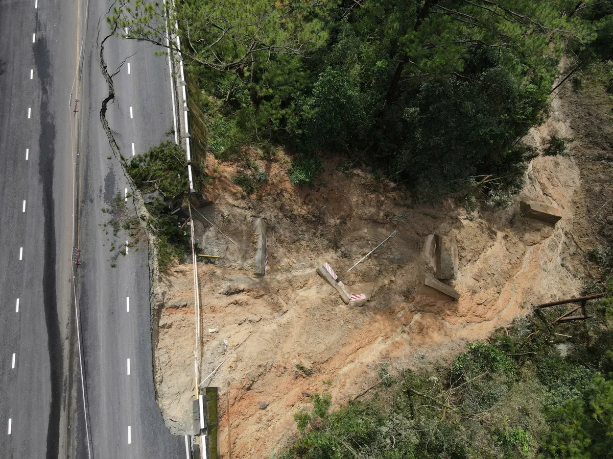 Lâm Đồng: Cận cảnh sạt lở nghiêm trọng ở Đèo Prenn, cấm lưu thông hai chiều- Ảnh 1.
