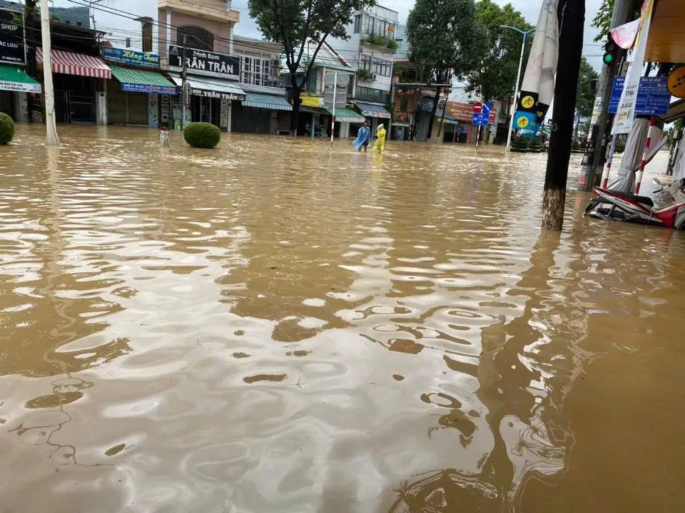  Khánh Hoà: Nước trên các sông dâng nhanh, ngập lụt  tại nhiều nơi - Ảnh 1.