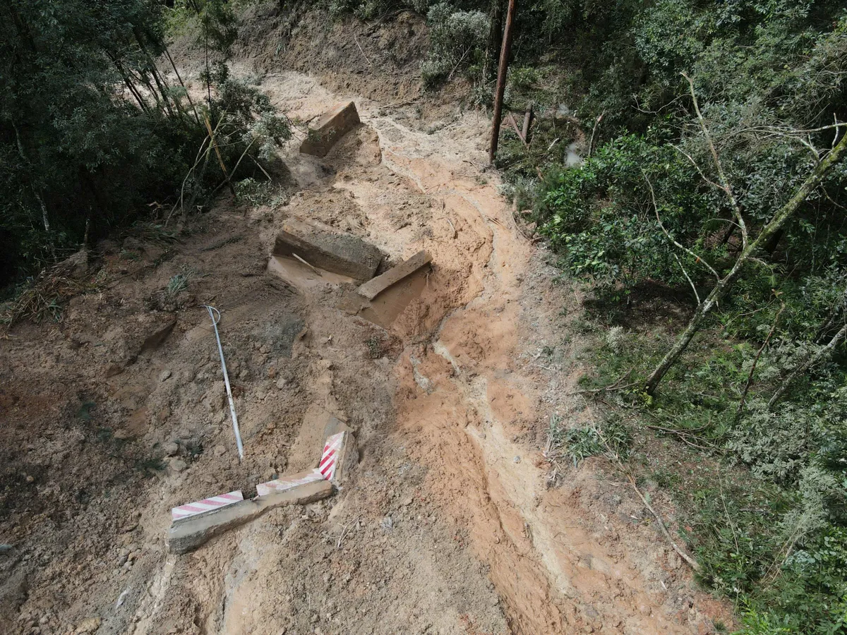 Lâm Đồng: Cận cảnh sạt lở nghiêm trọng ở Đèo Prenn, cấm lưu thông hai chiều- Ảnh 2.