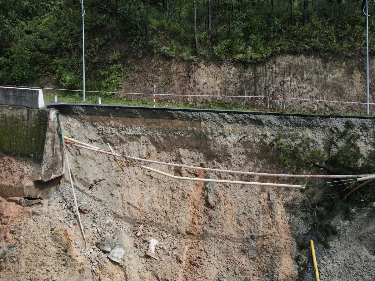 Lâm Đồng: Cận cảnh sạt lở nghiêm trọng ở Đèo Prenn, cấm lưu thông hai chiều- Ảnh 3.