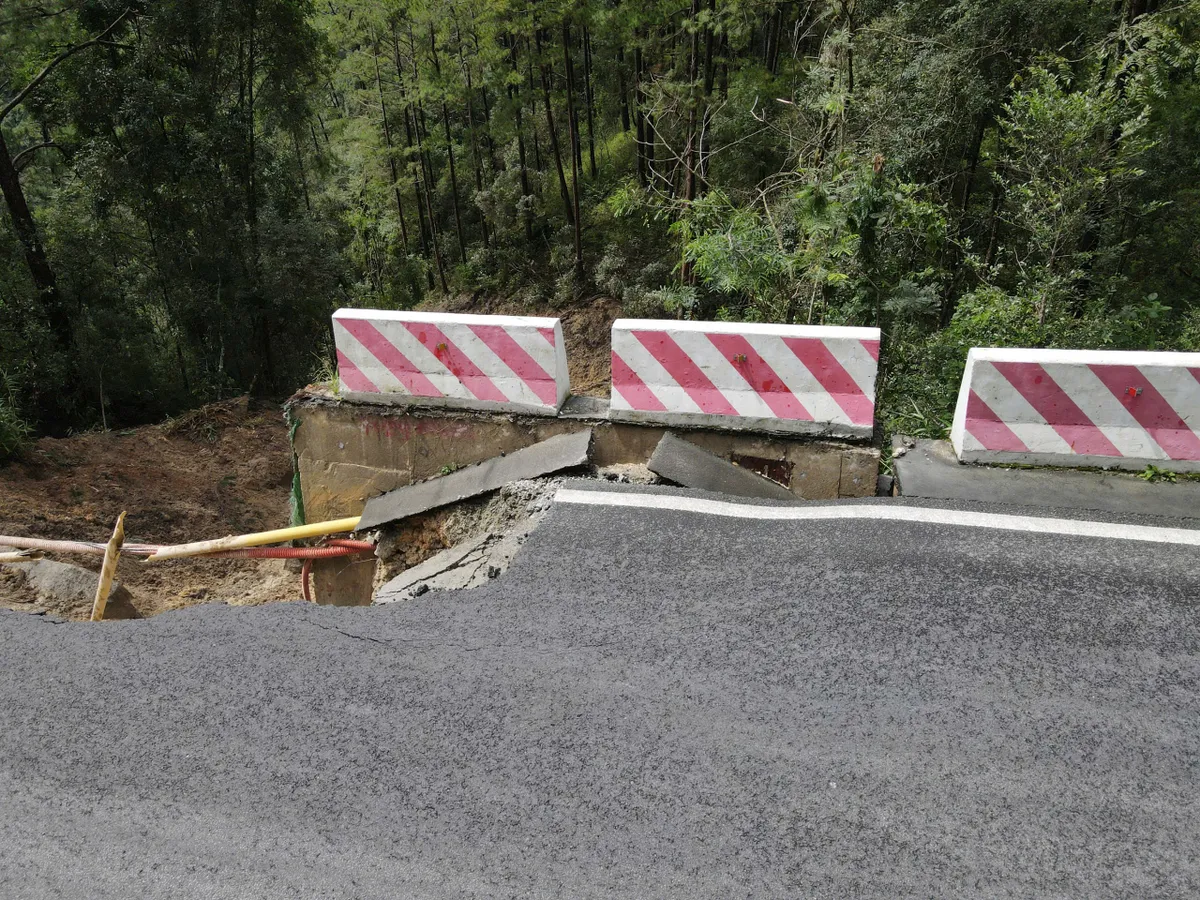 Lâm Đồng: Cận cảnh sạt lở nghiêm trọng ở Đèo Prenn, cấm lưu thông hai chiều- Ảnh 4.