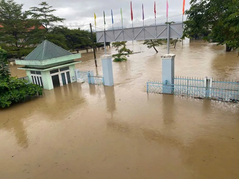  Khánh Hoà: Nước trên các sông dâng nhanh, ngập lụt  tại nhiều nơi - Ảnh 2.